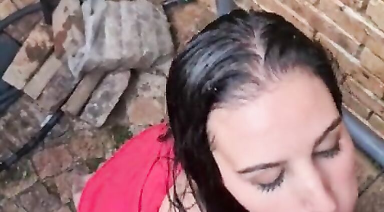 Slutty girl gets a piss facial and gives a blowjob in the alley