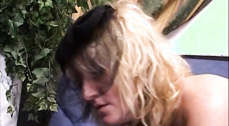 Blonde mature chick in stockings get good fuck in room from hot cock