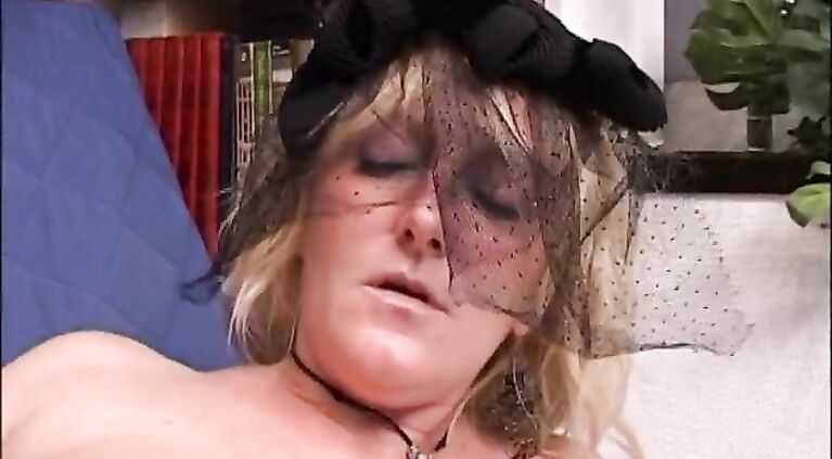 Blonde mature chick in stockings get good fuck in room from hot cock