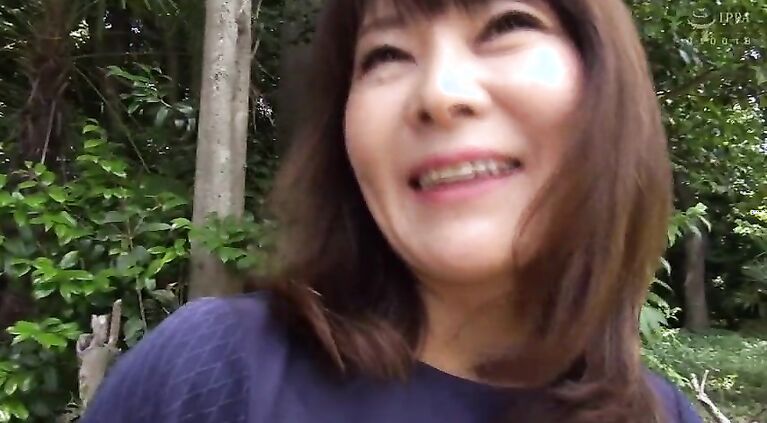 H055G01 The desire of the fifty mature woman of the cross 2. A slender beautiful mature woman drowning in pleasure, a nipple!