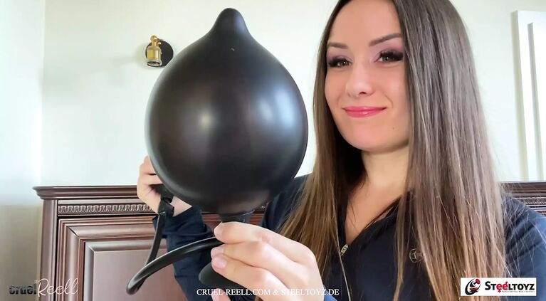 The inflatable butt plug in the size of Steeltoyz with Cruel Reell