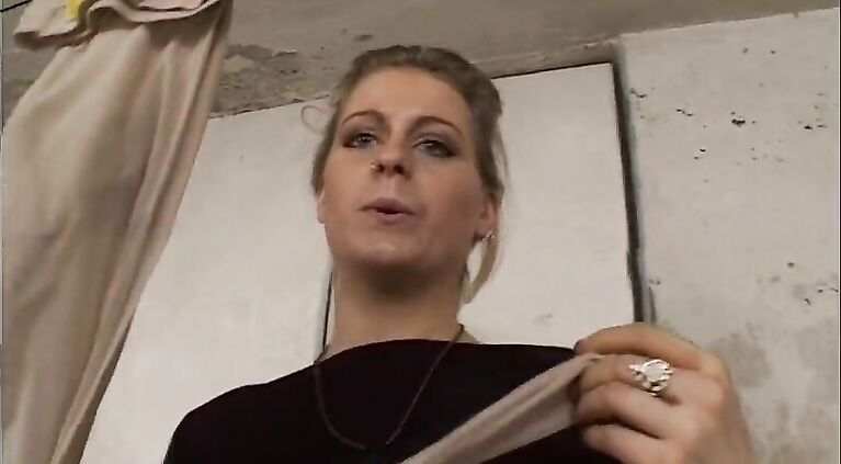 Blondine beim struempfe aufhaengen zum ficken klar gemacht